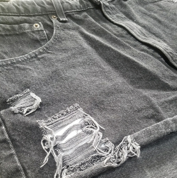 Original Vintage Levi Black Denim Cut-Offs - Picture 5 of 5